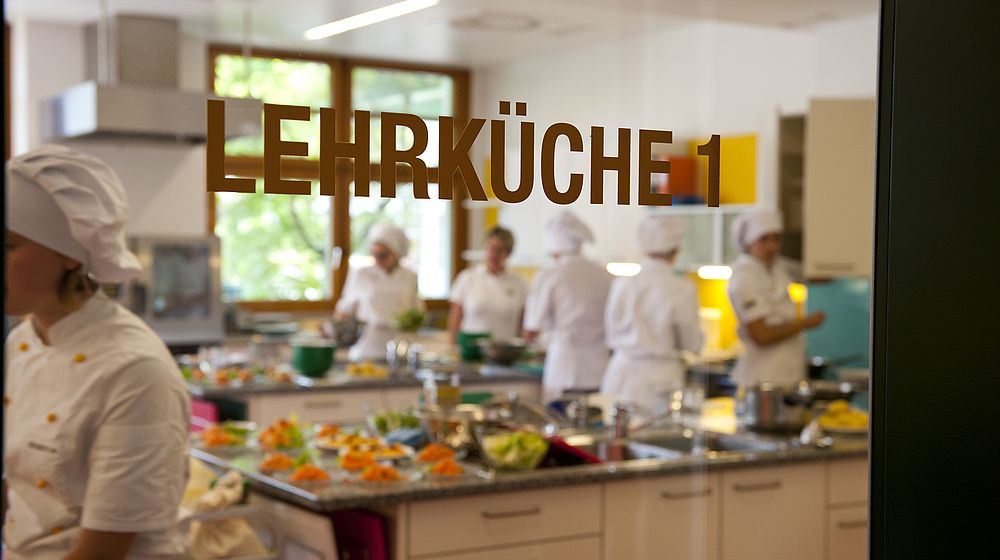 Schülerinnen beim praktischen Unterricht in der Küche