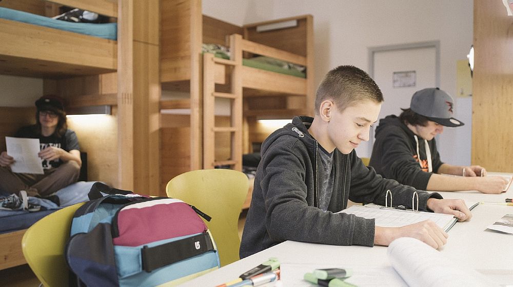 Schüler sitzen am Schreibtisch und Lösen Aufgaben im Internat