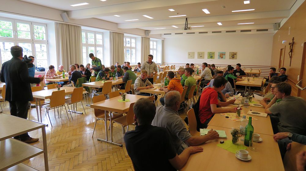 Schulgemeinschaft bei der Verpflegung im Speisesaal