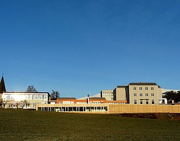 Schulgebäude mit Gartengelände