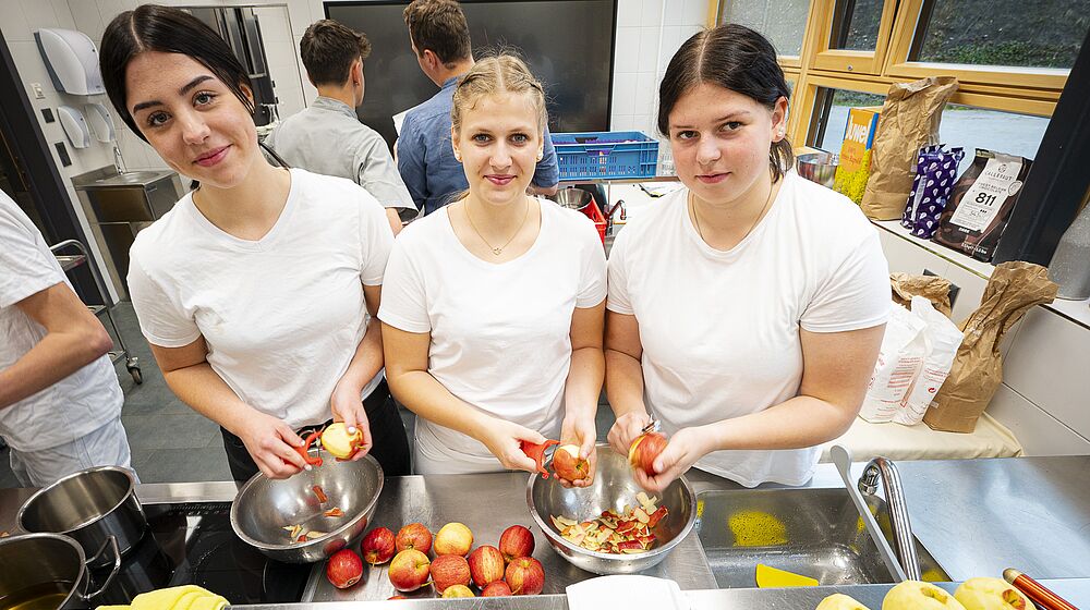 Drei Schülerinnen bearbeiten Obst