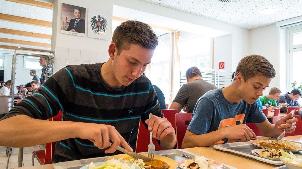 Schüler beim Mittagessen im Speisesaal