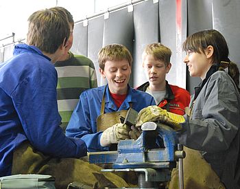 Schülerinnen und Schüler bei der Metallverarbeitung