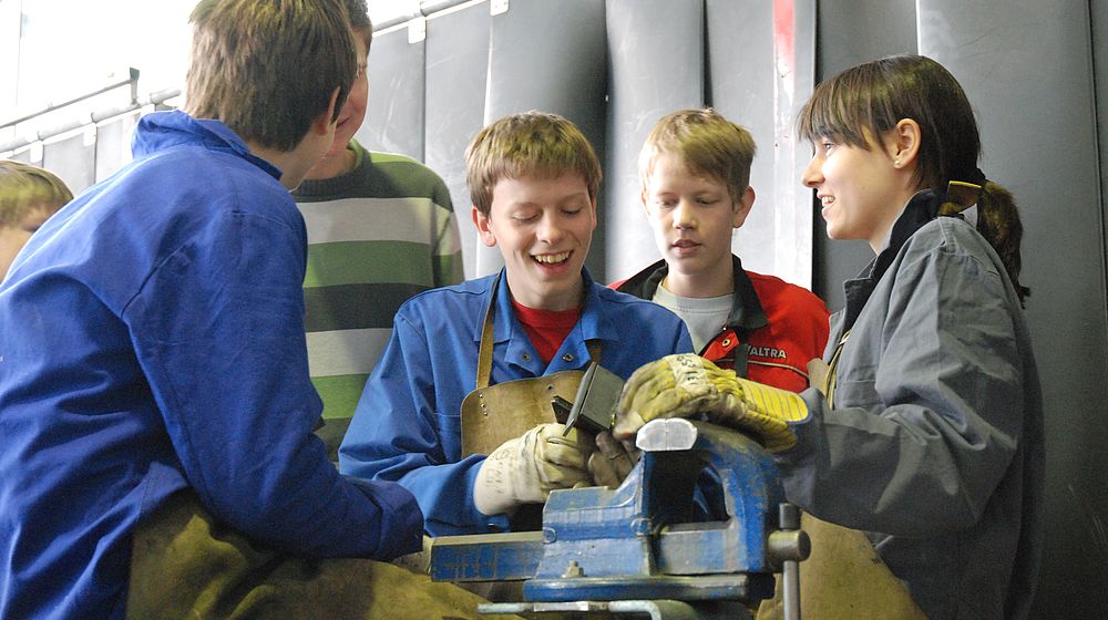 Schülerinnen und Schüler bei der Metallverarbeitung