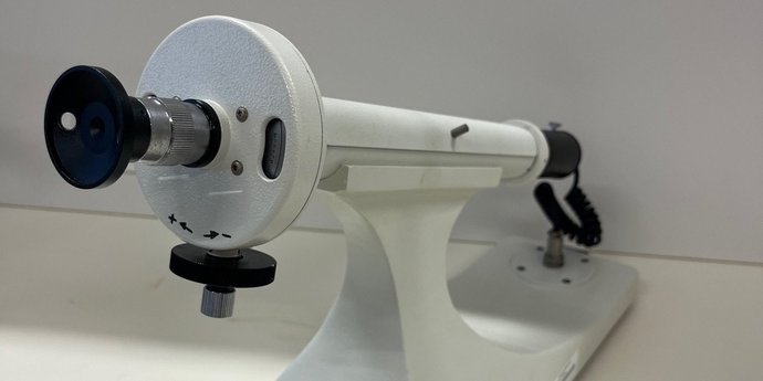 Polarimeter auf weißen Schreibtisch