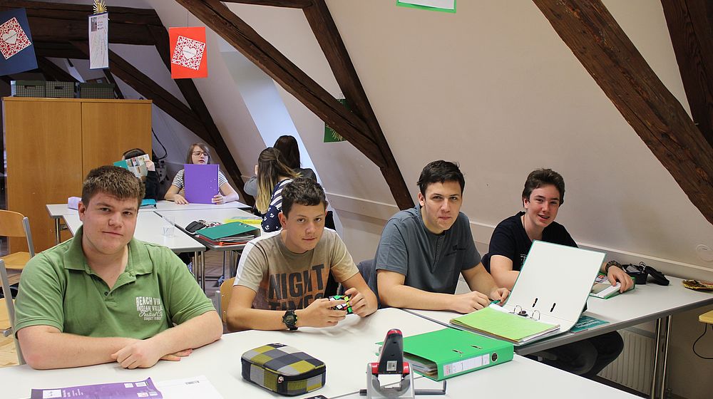 Schülerinnen und Schüler beim Unterricht im Klassenzimmer