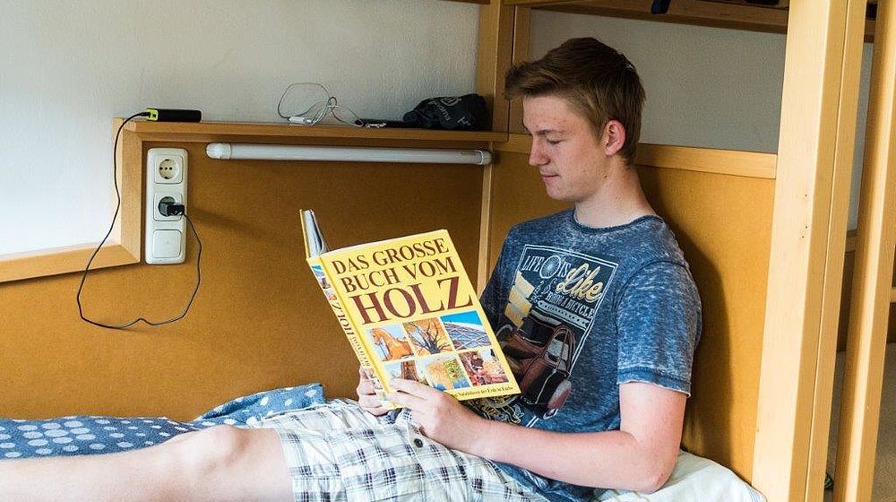 Schüler beim Lesen im Internatszimmer