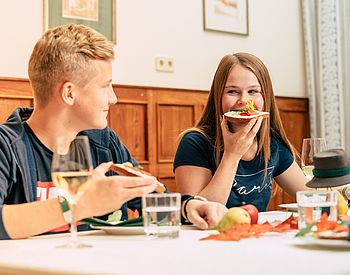 Schüler und Schülerin essen im Speisesaal