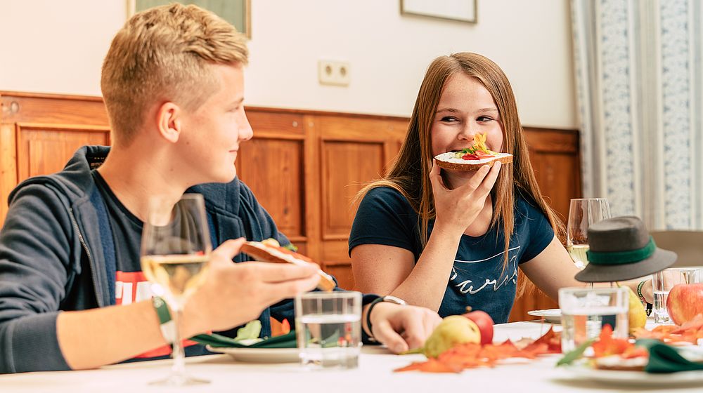 Schüler und Schülerin essen im Speisesaal