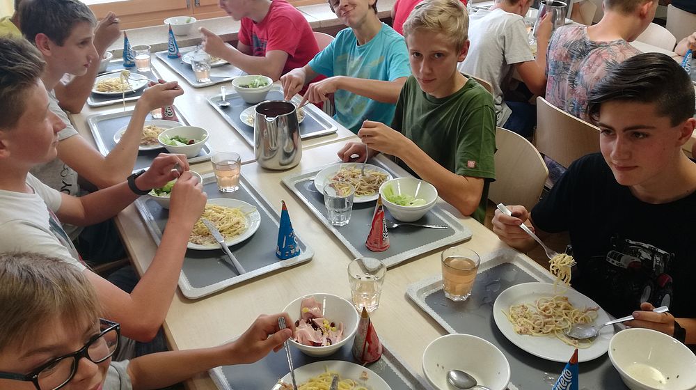 Schüler und Schülerinnen beim Mittagessen im Speisesaal