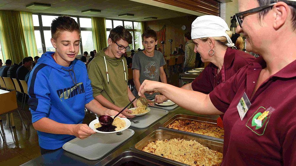 Schüler bei der Ausspeisung im Speisesaal