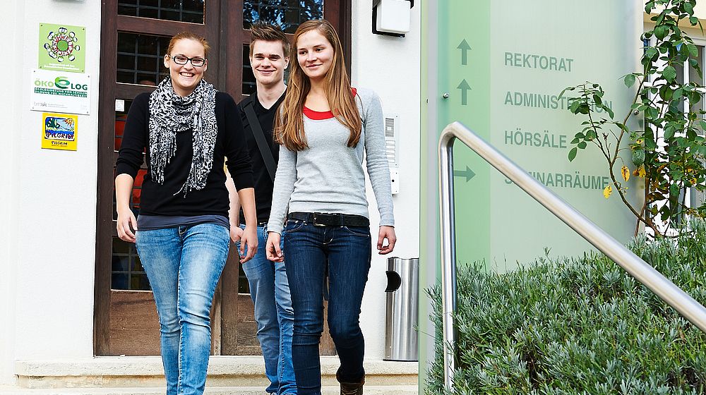 Schülerinnen vor dem Eingang der Hochschule