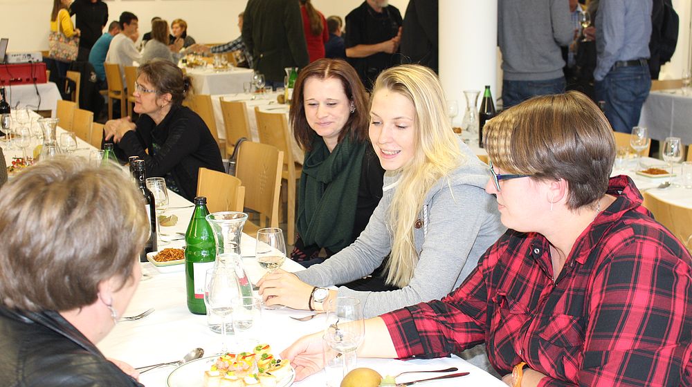 Schülerinnen und Schüler beim gemeinsamen Essen am Tisch im Speisesaal