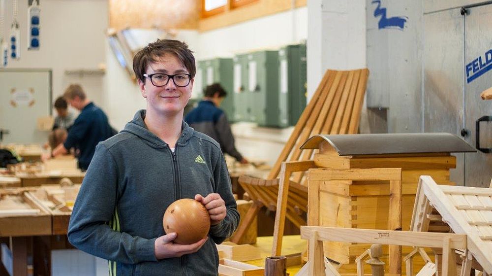 Schüler bei Holzverarbeitung