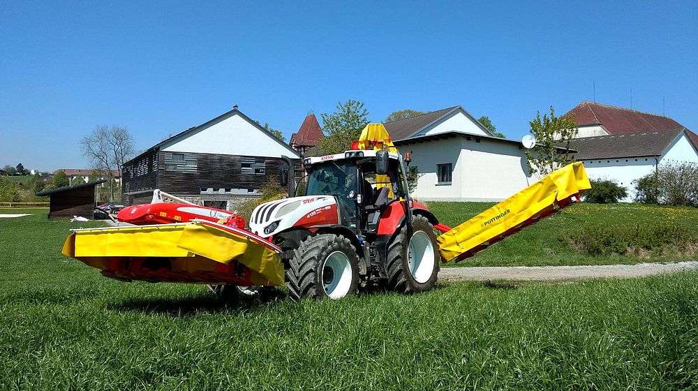 Traktor mit Mähdrescher