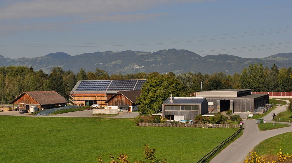 Blick auf einen landwirtschaftlichen Hof