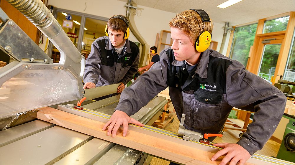 Schüler arbeiten in der Schulholzwerkstatt