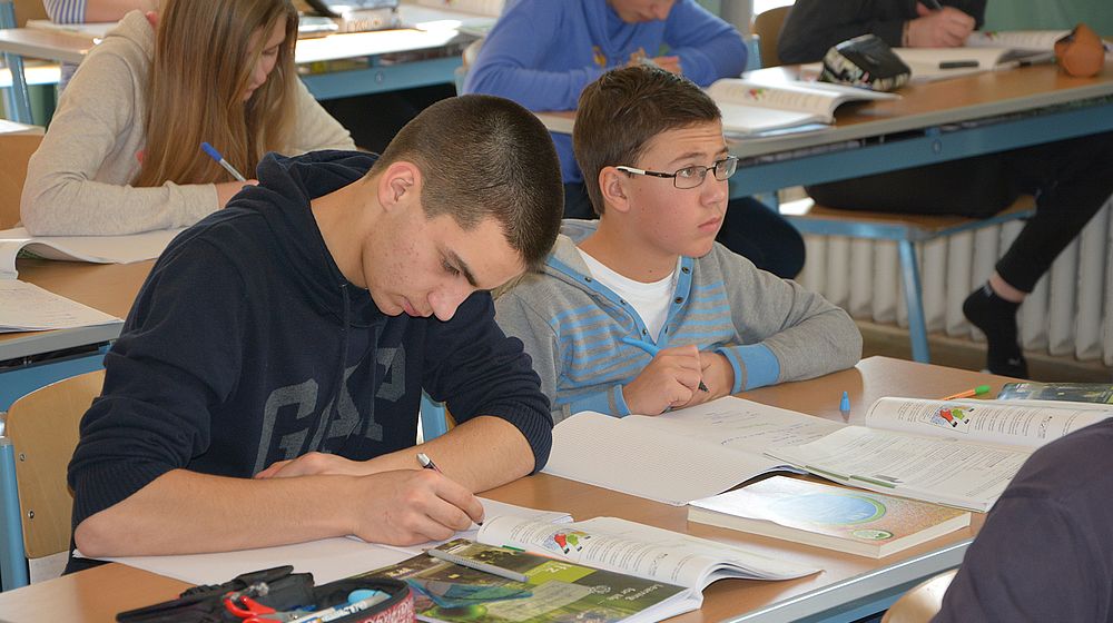 Schüler sitzen im Unterricht in der Klasse