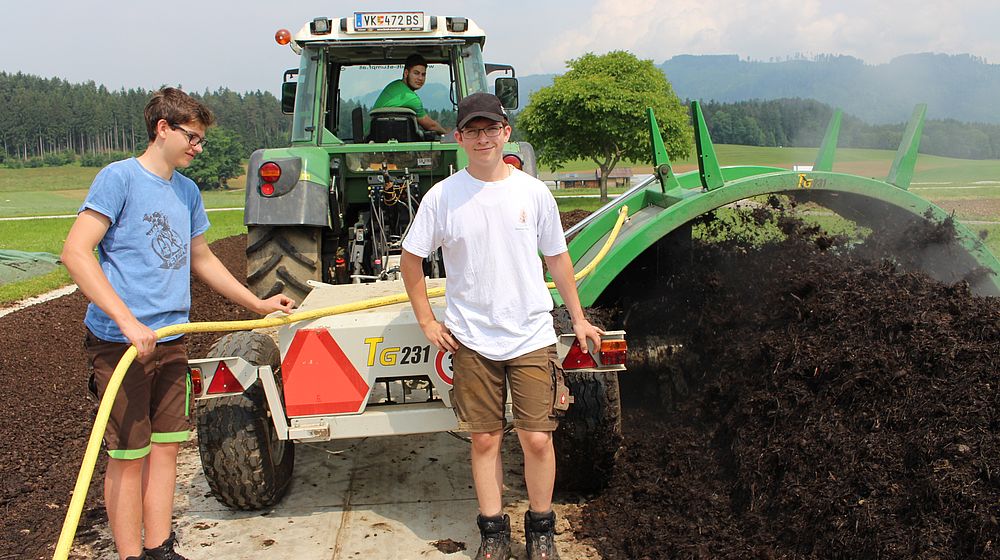 Schüler mit Traktor beim Ackerbau