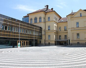 Schulgebäude mit Alt- und Neubau von außen