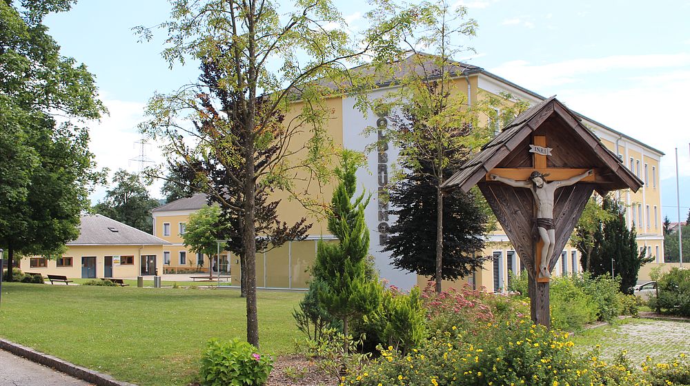 Schulgebäude mit Garten