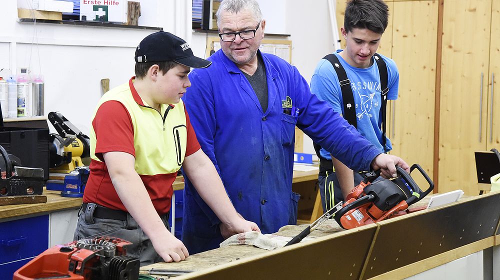 Schüler und Lehrer in der Werkstätte