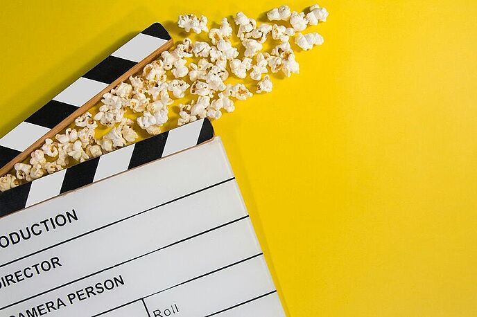 Produktionsklappe mit Popcorn auf gelbem Hintergrund