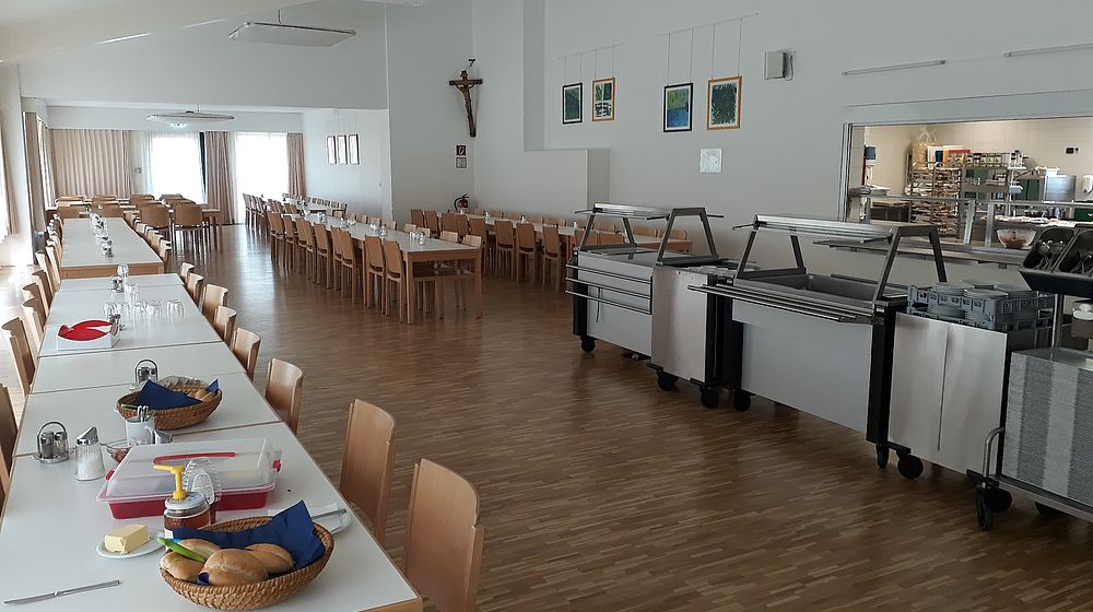 Speisesaal der Schule mit Essensausgabe