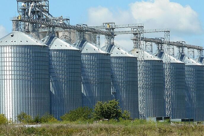 Silos auf einer Wiese