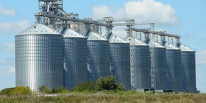 Silos auf einer Wiese