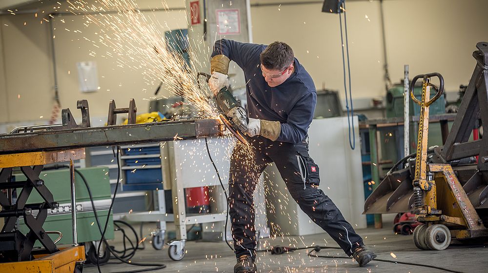 Schüler beim Arbeiten mit dem Winkelschleifer