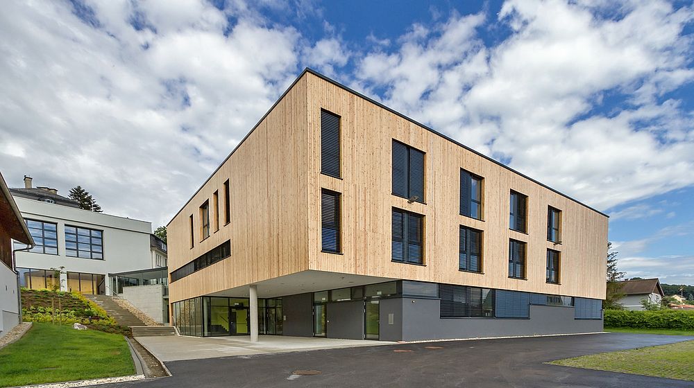 moderner Schulgebäude aus Holz