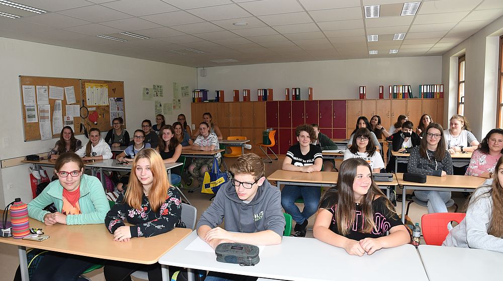 Schülerinnen und Schüler sitzen im Klassenzimmer 