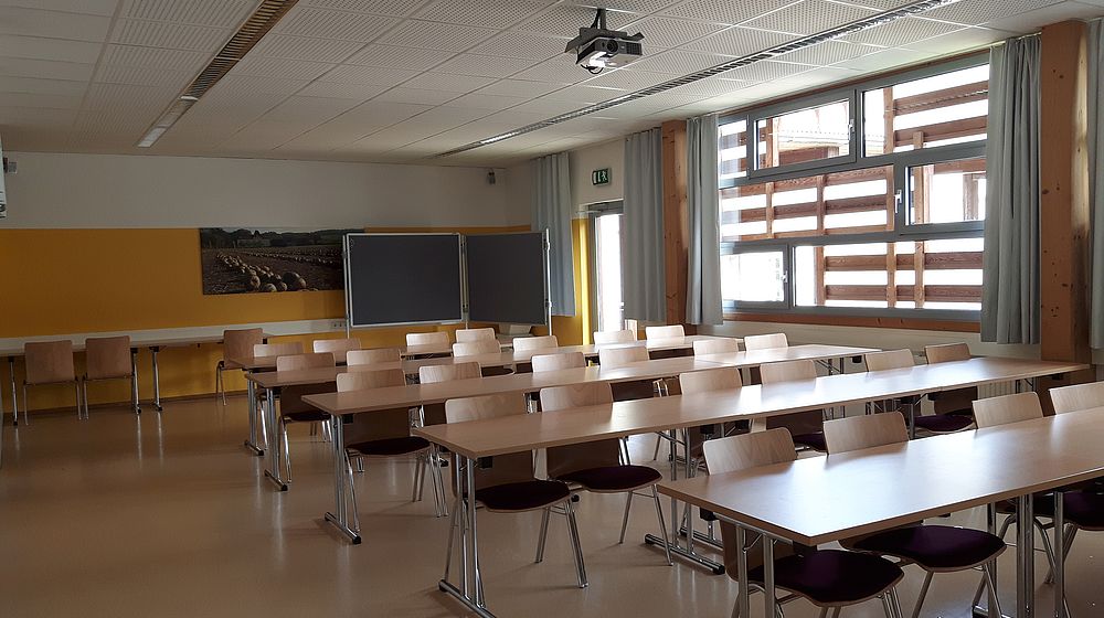 Blick in ein leeres Klassenzimmer