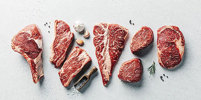 ©Sergey Kotenev - Unsplash a-group-of-raw-meats-on-a-table