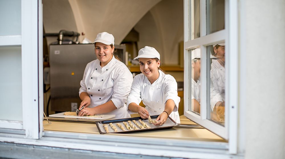 Schülerinnen backen in der Lehrküche