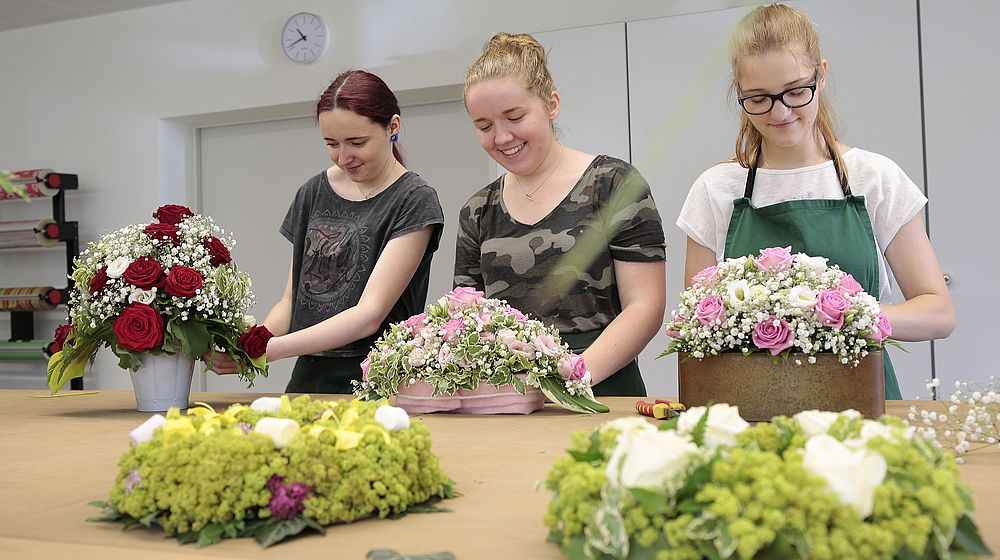 Schülerinnen bei floristischen Tätigkeiten