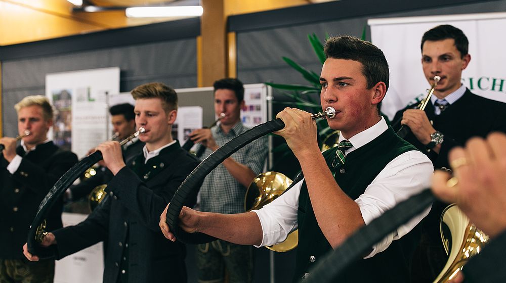 Schüler beim gemeinsamen Musizieren mit Jagdhörnern